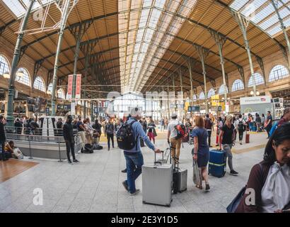 Parigi, Francia - 20 maggio 2018: Vista grandangolare di un gruppo di turisti con bagaglio all'interno della grande Gare du Nord Foto Stock