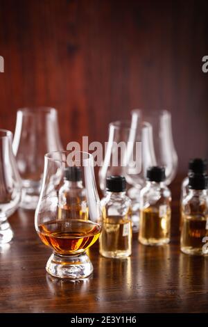 degustazione di bottiglie e bicchieri di cognac di brandy di whisky spirit. degustazione a casa Foto Stock