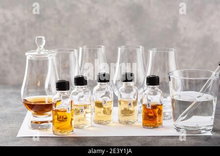 degustazione di bottiglie e bicchieri di cognac di brandy di whisky spirit. degustazione a casa Foto Stock