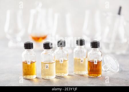 degustazione di bottiglie e bicchieri di cognac di brandy di whisky spirit. degustazione a casa Foto Stock