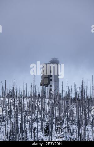 La torre di osservazione su Polednik è stata creata dall'ex torre di una guardia di frontiera elettronica militare, che ha reso possibile il monitoraggio Foto Stock