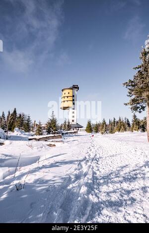 La torre di osservazione su Polednik è stata creata dall'ex torre di una guardia di frontiera elettronica militare, che ha reso possibile il monitoraggio Foto Stock