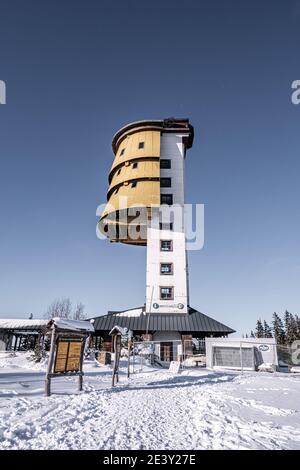 La torre di osservazione su Polednik è stata creata dall'ex torre di una guardia di frontiera elettronica militare, che ha reso possibile il monitoraggio Foto Stock