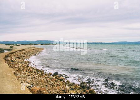 Spiaggia solitaria nel delta del ebro, tarragona, spagna. Il giorno è nuvoloso e ventoso. Foto Stock