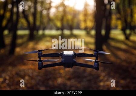 Con un drone in autunno. Volare attraverso il parco Foto Stock