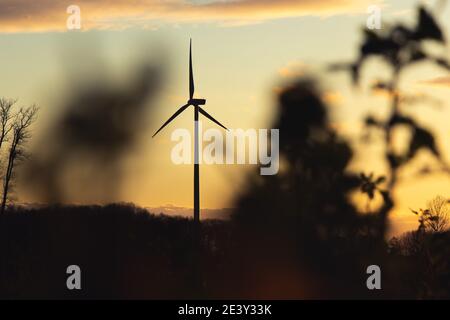 Silhouette nera del generatore di energia delle turbine a vento su tramonto stupefacente ad una fattoria di vento a langenberg, germania Foto Stock