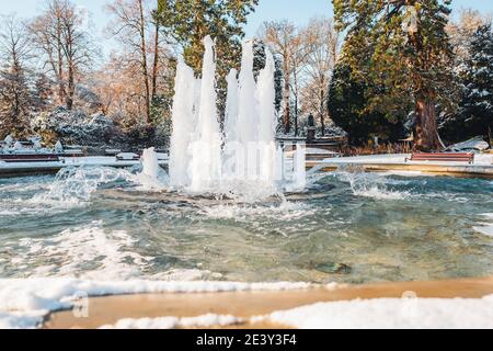 Particolare di una fontana nel parco cittadino, durante l'inverno Foto Stock