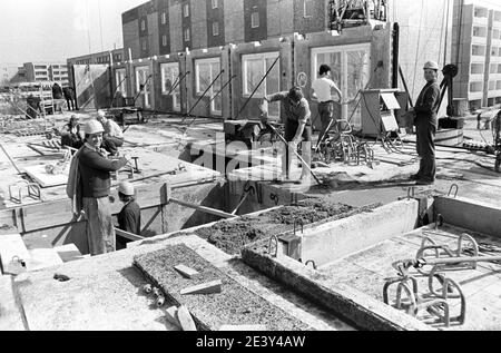 15 settembre 1983, Sassonia, Delitzsch: Le cosiddette case di riposo - piccoli appartamenti, ciascuno con un balcone separato - sono in costruzione in blocchi nella nuova area di sviluppo di Delitzsch Nord. La data esatta della foto non è nota. Foto: Volkmar Heinz/dpa-Zentralbild/ZB Foto Stock