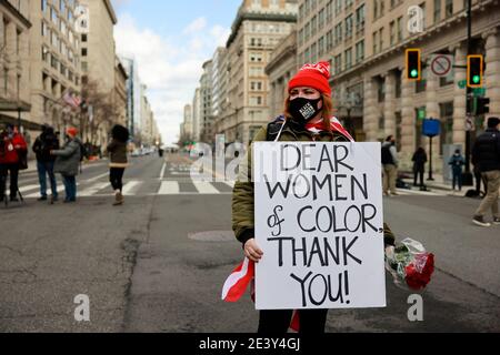 Una donna ha un segno che legge, 'Cari Donne di colore. Grazie!" Vicino alla Casa Bianca il giorno dell'inaugurazione del presidente Joe Biden e del vicepresidente Kamala Harris. Foto Stock