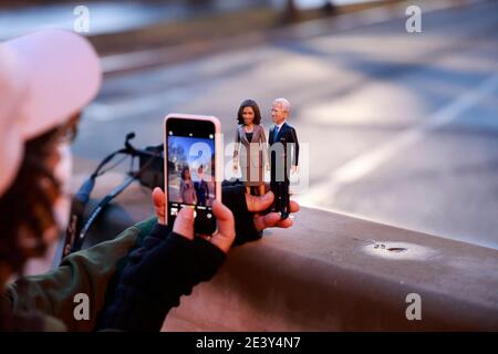 Washington, Columbia, Stati Uniti. 20 gennaio 2020. Una donna usa il suo cellulare per registrare un video di celebrazione inaugurale utilizzando bambole del presidente Joe Biden e del vicepresidente Kamala Harris bambole vicino al Campidoglio degli Stati Uniti. Credit: Jeremy Hogan/SOPA Images/ZUMA Wire/Alamy Live News Foto Stock