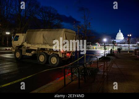 Washington, Columbia, Stati Uniti. 20 gennaio 2020. Il Campidoglio degli Stati Uniti è circondato da una recinzione di sicurezza la mattina dell'inaugurazione del presidente Joe Biden e del vicepresidente Kamala Harris. Credit: Jeremy Hogan/SOPA Images/ZUMA Wire/Alamy Live News Foto Stock