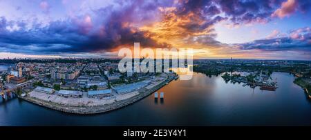 Drammatico tramonto colorato sul fiume Dnipro a Kiev, Ucraina, sfondo di viaggio. Grande panorama dal drone Foto Stock