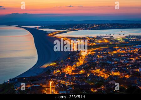 Spiaggia di Chesil nel Dorset al tramonto Foto Stock