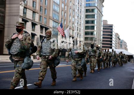 Washington, Columbia, Stati Uniti. 20 gennaio 2020. La mattina dell'inaugurazione del presidente Joe Biden e del vicepresidente Kamala Harris, marciano le truppe della Guardia Nazionale. Credit: Jeremy Hogan/SOPA Images/ZUMA Wire/Alamy Live News Foto Stock