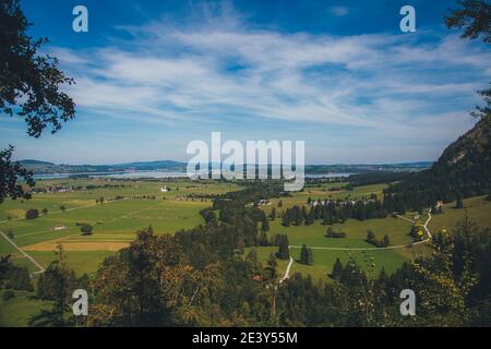 Splendida vista sulla strada per il Castello di Neuschwanstein, paesaggio alpino, Baviera Germania Foto Stock