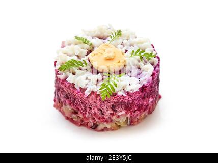 porzione di aringa e insalata di barbabietola isolata su sfondo bianco Foto Stock