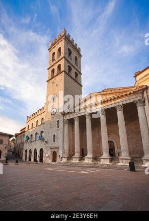 Città vecchia di Assisi, torre del Popolo e chiesa di Santa Maria Minerva. Perugia, Umbria, Italia, Europa. Foto Stock