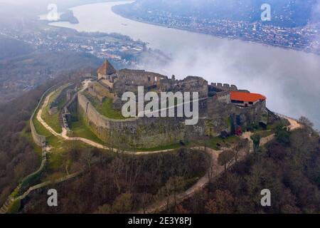 Visegrad, Ungheria - veduta aerea del drone panoramico del bellissimo castello alto di Visegrad in una mattinata invernale in luna. Foto Stock