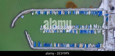 Vista aerea del porto privato degli yacht. Stagione invernale, neve, barche ghiacciate. Foto Stock