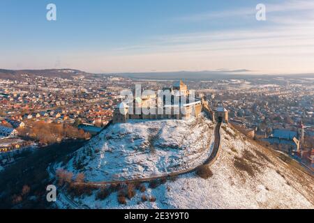 Sümeg, contea di Veszprém, Ungheria - Vista aerea innevata del Castello di Sümeg, 20 miglia a nord del Lago Balaton. Castle Hill coperto di neve. Foto Stock