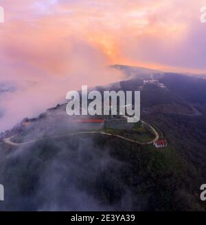 Visegrad, Ungheria - veduta aerea del drone panoramico del bellissimo castello alto di Visegrad in una mattinata invernale in luna. Foto Stock