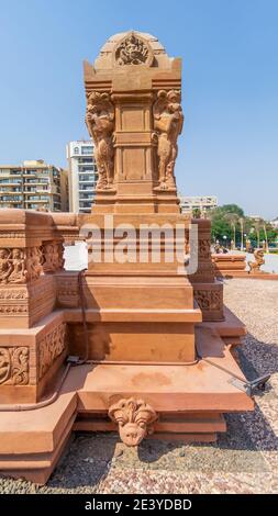 Cairo, Egitto - 29 2020 luglio: 1945 statua indù, una delle statue indonesiane che costellano la terrazza esterna del palazzo storico del Barone Empain con il palazzo all'estremità lontana, quartiere Heliopolis Foto Stock