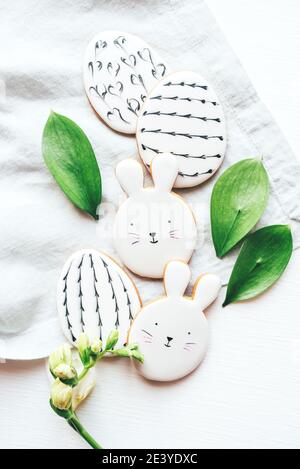Dolci pasquali sotto forma di uova e conigli. Foto Stock