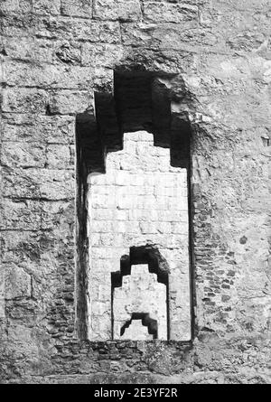 Serramenti nelle pareti del ponte Valentre a Cahors (Francia). Sfondo astratto. Foto in bianco e nero. Foto Stock