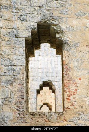 Serramenti nelle pareti del ponte Valentre a Cahors (Francia). Sfondo astratto. Foto Stock