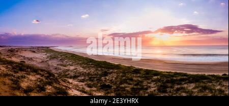 Sunrise Scape lungo la spiaggia di sabbia bianca del lago Myall Parco nazionale Foto Stock