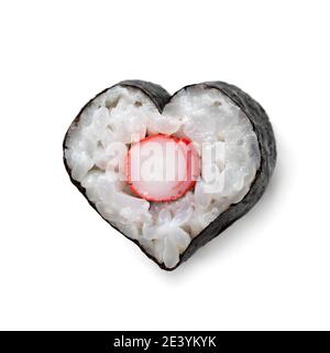 Sushi a forma di cuore singolo con crastick isolato su sfondo bianco Foto Stock