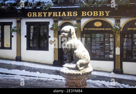 La statua innevata di Greyfriars Bobby a Edimburgo. Data immagine: Giovedì 21 gennaio 2021. Foto Stock