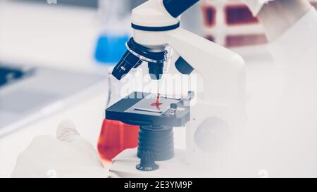 primo piano. microscopio sul tavolo del laboratorio. Foto Stock