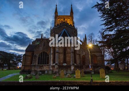 Una vista dall'est della chiesa di Pershore Abbey al tramonto in inverno, Worcestershire, Inghilterra Foto Stock
