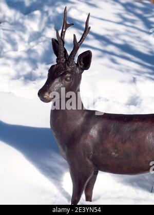 Scultura di capriolo di bronzo nella neve. Foto Stock