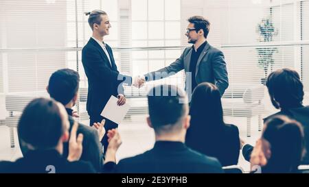 i colleghi di lavoro si incontrano con una stretta di mano Foto Stock