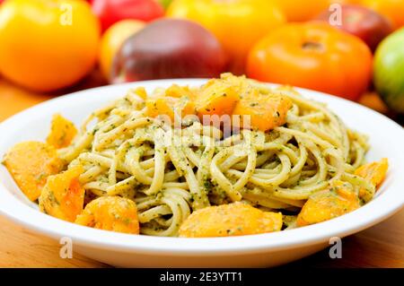 i pomodori freschi estivi di cimelio e il basilico fanno una bella salsa di pesto Foto Stock