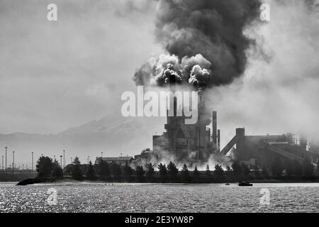 Fumo e vapore eruttano dall'ex cartiera Simpson a Tacoma, WA. Foto Stock