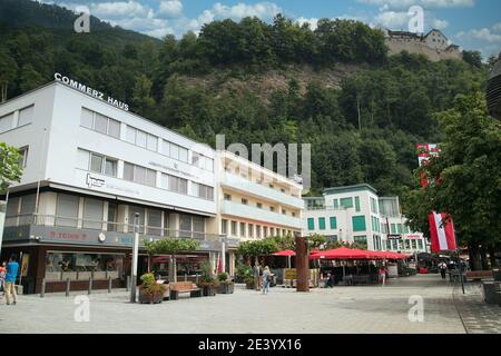 La strada principale in Vaduz Liechtenstein il giorno d'estate Foto Stock