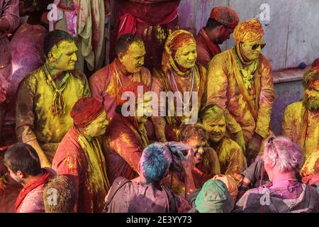 MATHURA, INDIA - 01 gennaio 2021: La gente di mathura che gioca holi nella strada di barsana e nandgaon, coperto di colori holi, concetto felice e festoso Foto Stock