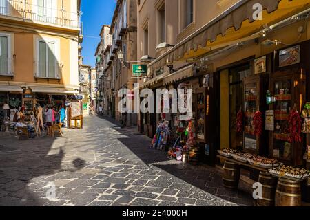 Tropea, Italia – Agosto 2020: Negozi di articoli da regalo nel centro storico di Tropea che vendono cibi locali come cipolle rosse e peperoncini rossi e souvenir Foto Stock