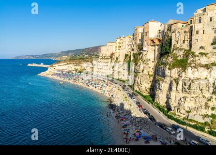 Vista di Tropea, una popolare località balneare della Calabria con antichi edifici costruiti sulle scogliere che si affacciano sul mare, Italia Foto Stock