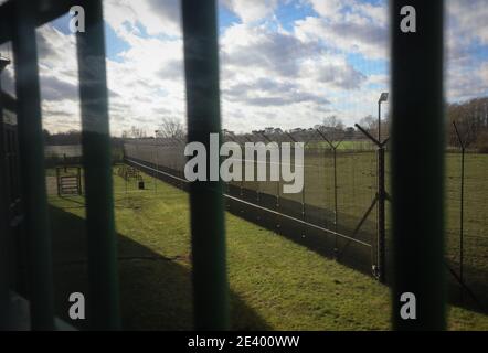 21 gennaio 2021, Schleswig-Holstein, Neumünster: Vista dalla finestra sbarrata di una stanza delle cellule in un'ala del Centro di detenzione per giovani di Moltsfelde. In futuro, i rifiuti persistenti di una quarantena Corona loro imposta possono essere sistemati in questa e in altre cinque stanze come parte di una struttura indipendente sulla base del Centro di detenzione per i giovani. Foto: Christian Charisius/dpa Foto Stock