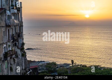 Tramonto panoramico visto dal centro storico di Tropea, Calabria, Italia Foto Stock