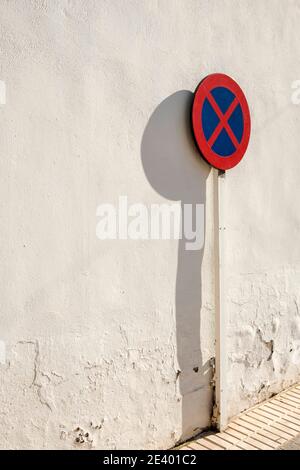 20.01.2021, Altea, Alicante, Spanien, cartello stradale per assolutamente nessuna fermata di fronte al muro bianco Foto Stock