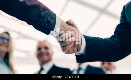 primo piano. gli uomini d'affari si salutano con una stretta di mano. Foto Stock