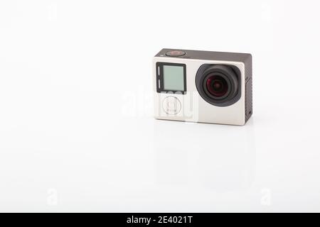 Action Camera isolato su sfondo bianco. Videocamera personale ad alta definizione. Foto Stock