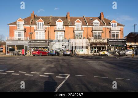 Una sfilata di negozi su Grove Park Road, Chiswick, Londra, W4, U.K. Foto Stock