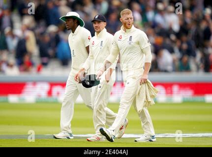 File photo datato 16-08-2019 di Jofra Archer, Rory Burns e ben Stokes in Inghilterra. Data di emissione: Giovedì 21 gennaio 2021. Foto Stock