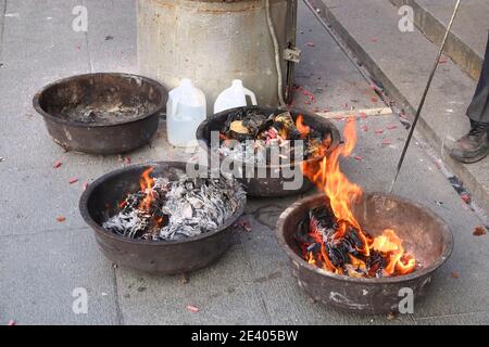 Tradizione ancestrale cinese di culto. Bruciando i soldi di joss (soldi fantasma) ai terreni del tempiale a Lukang, Taiwan. Foto Stock